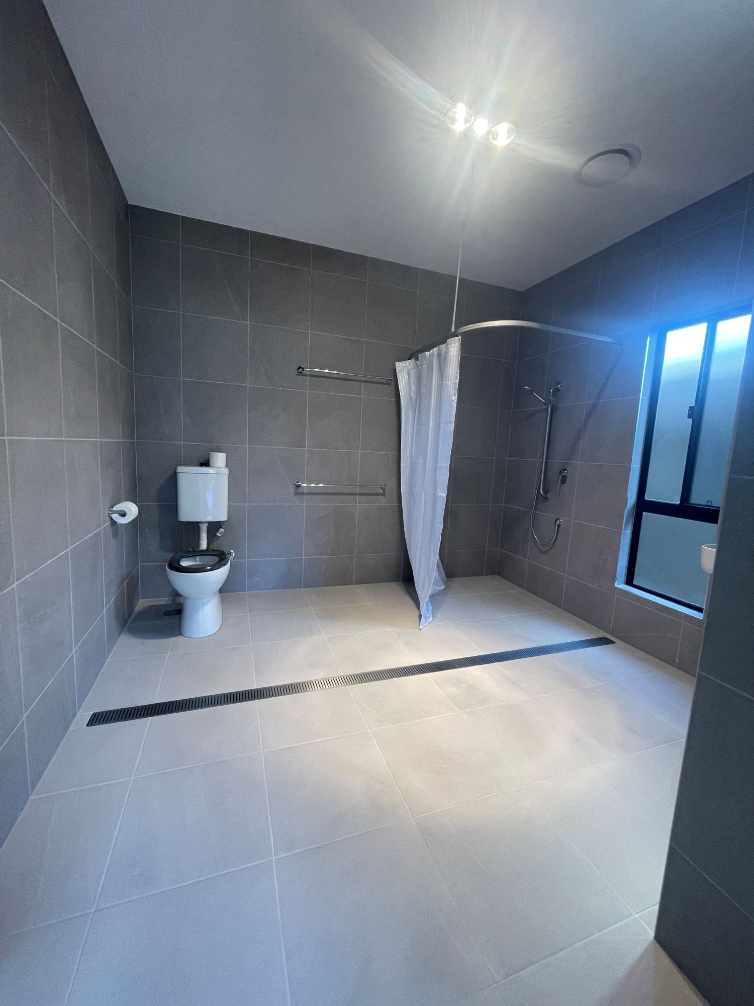 6 Charleston Heathwood bath