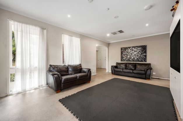 resize 20_Pine_Hill_Drive,_Frankston-6