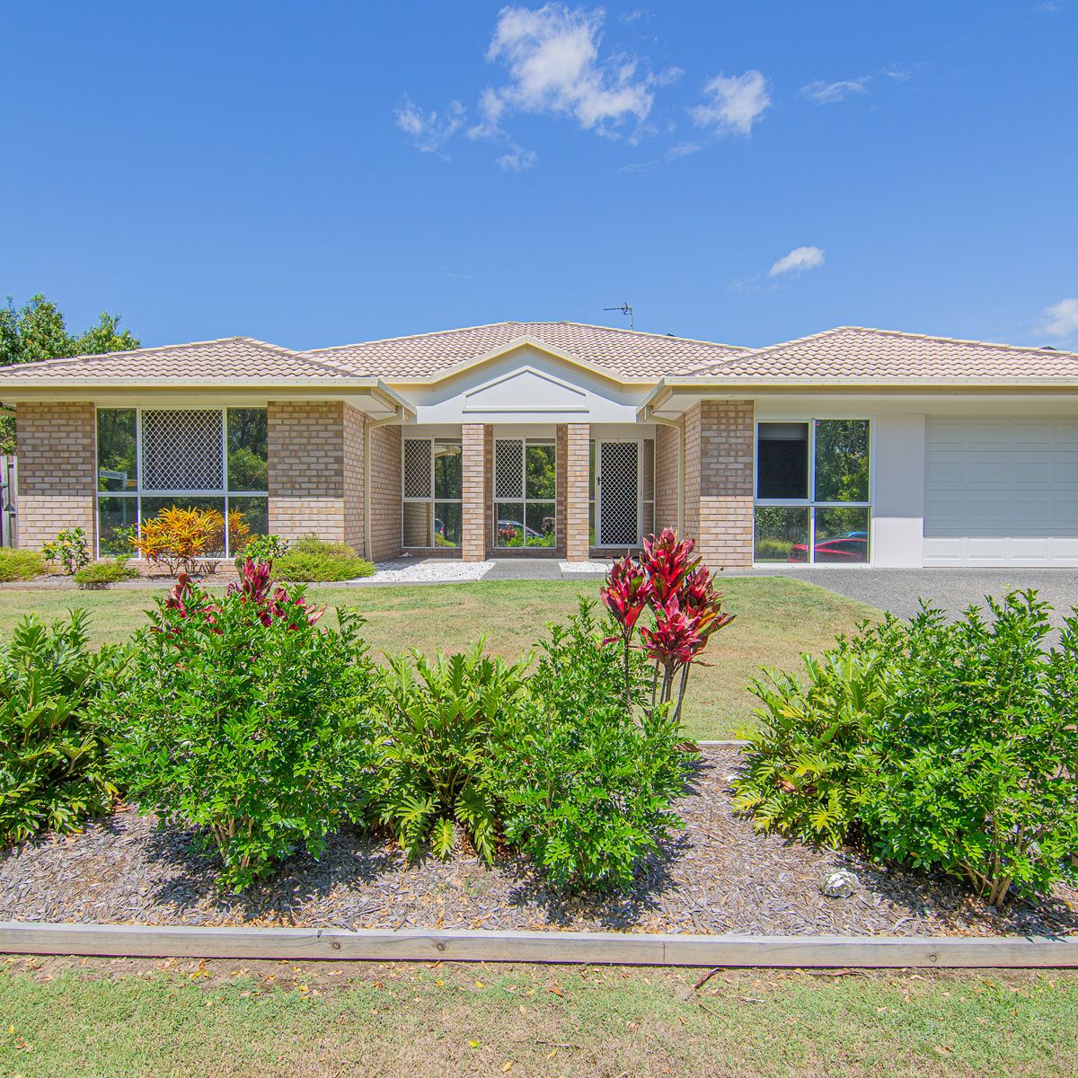 Commera Heights Dr Pimpama LRG   011