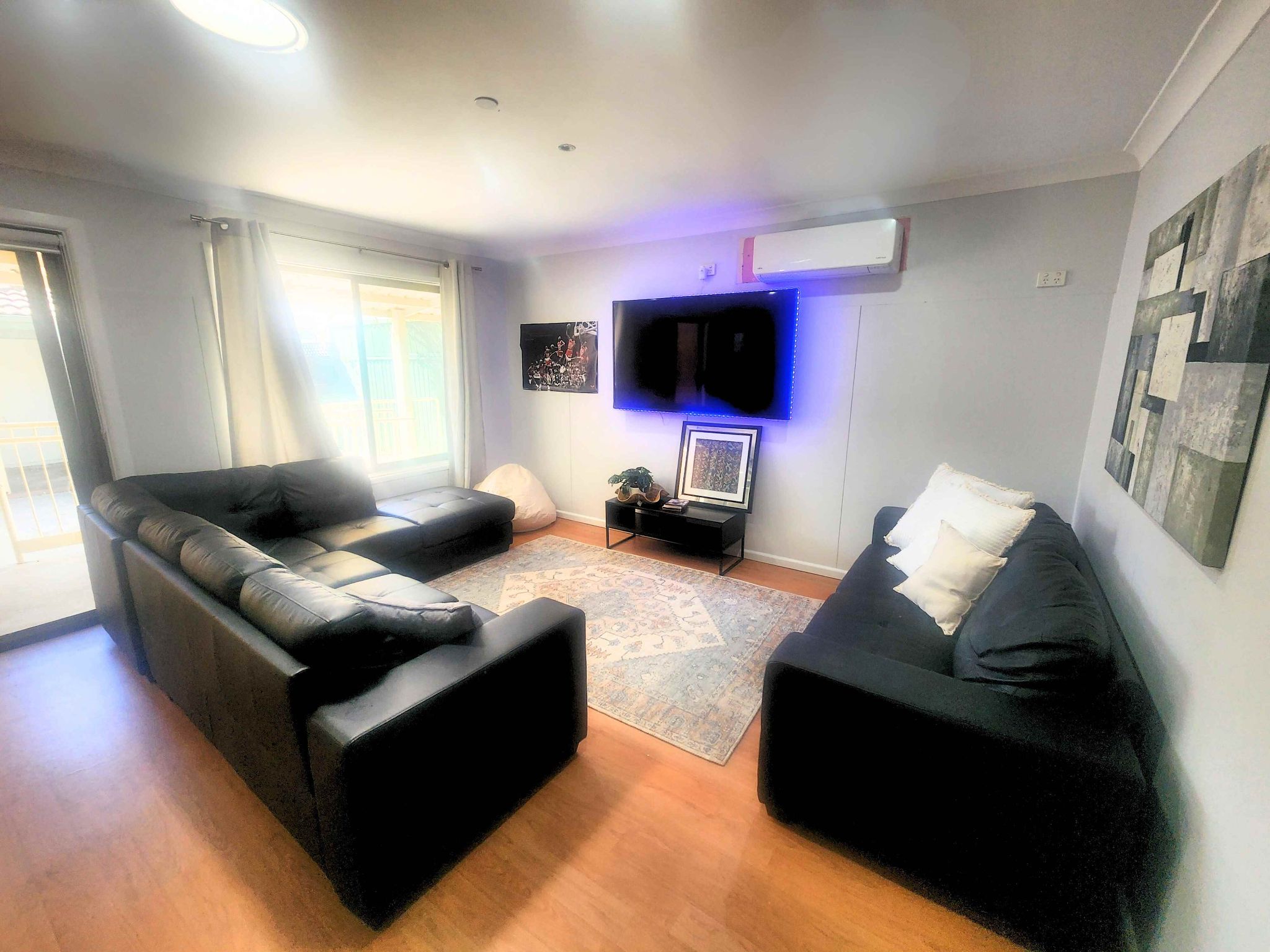 Georges Hall Lounge   wide shot