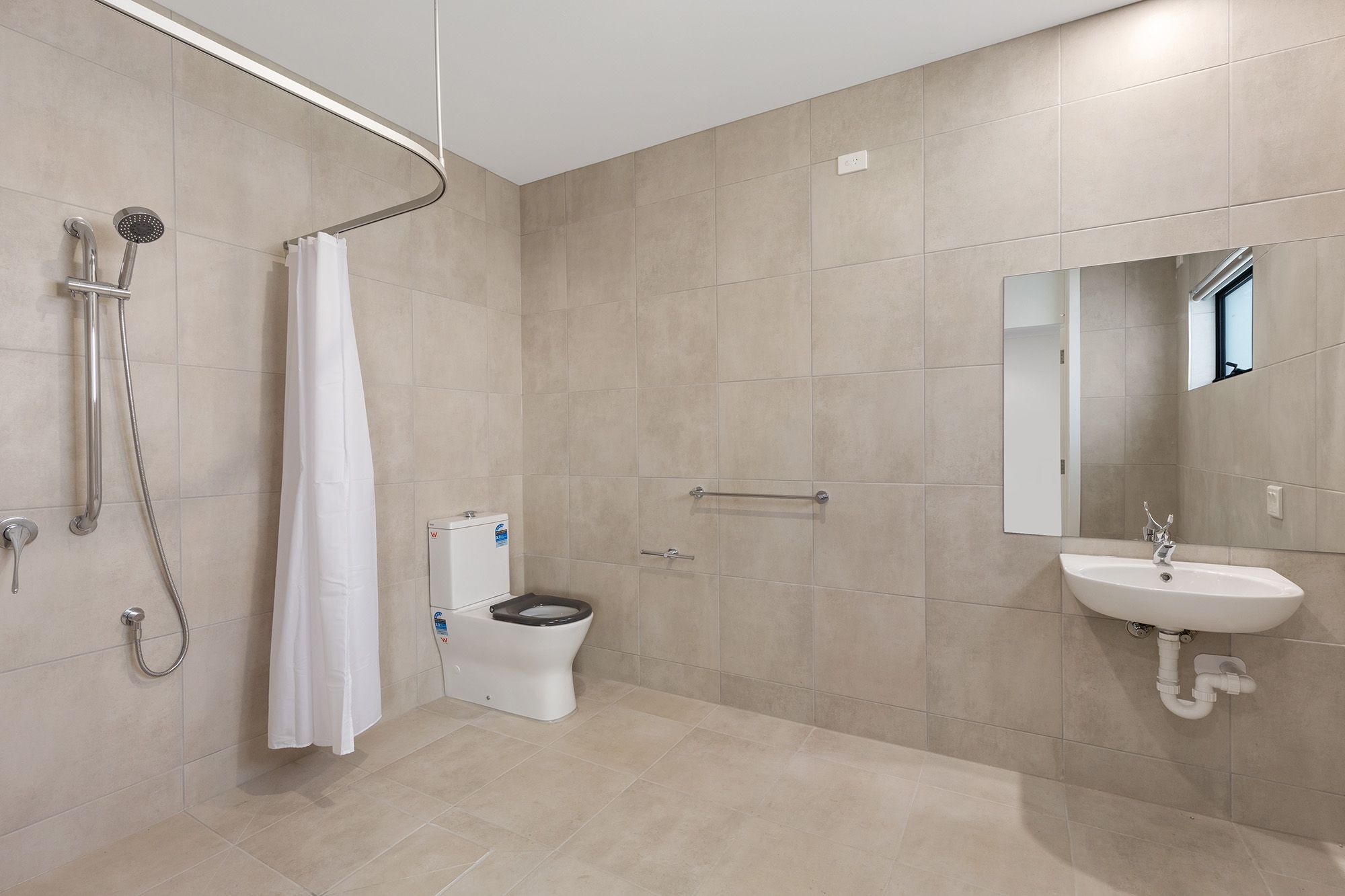 Jillian  9) Evelyne - Ensuite 1 LR No Logo