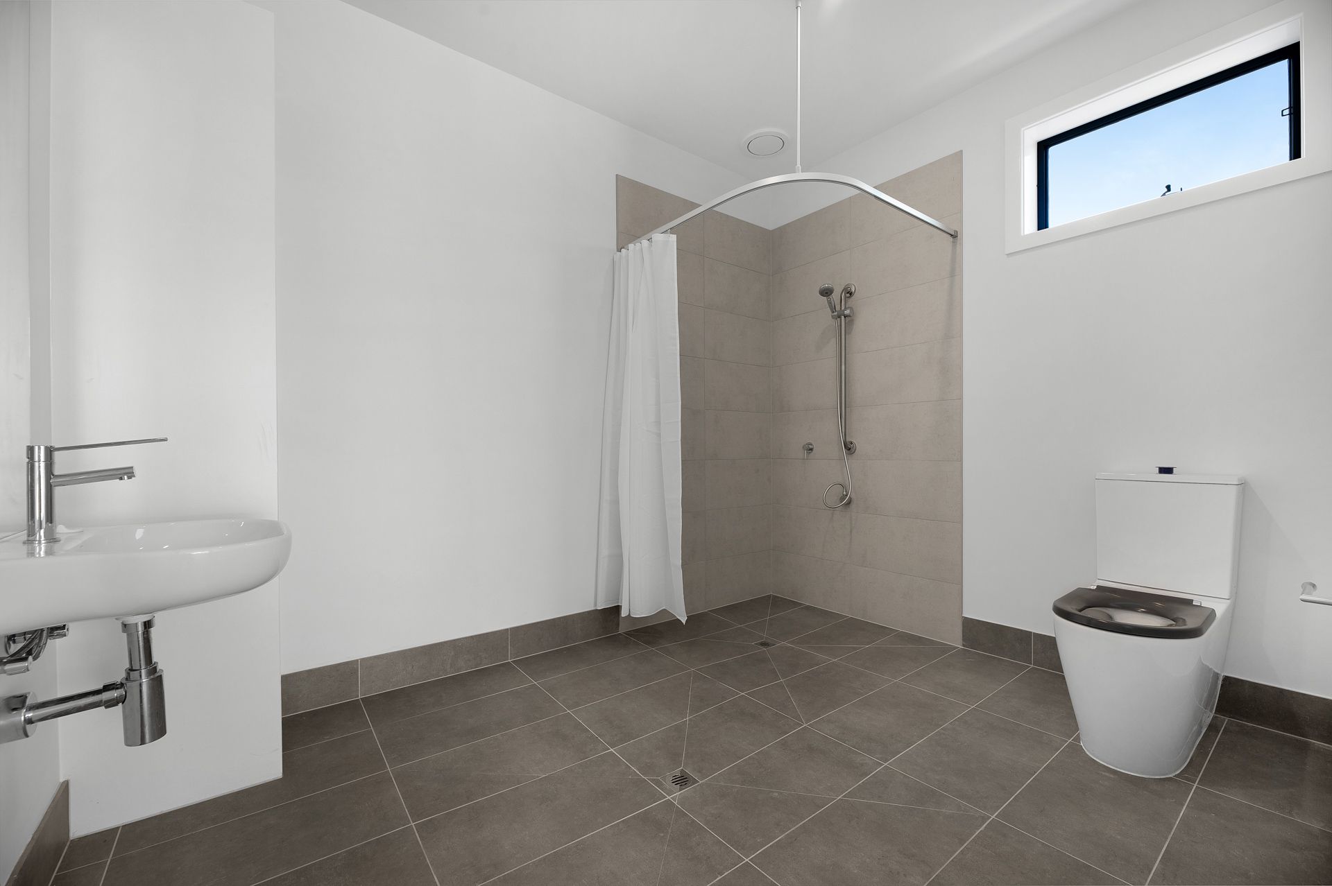 House   tenant bathroom - Wendouree