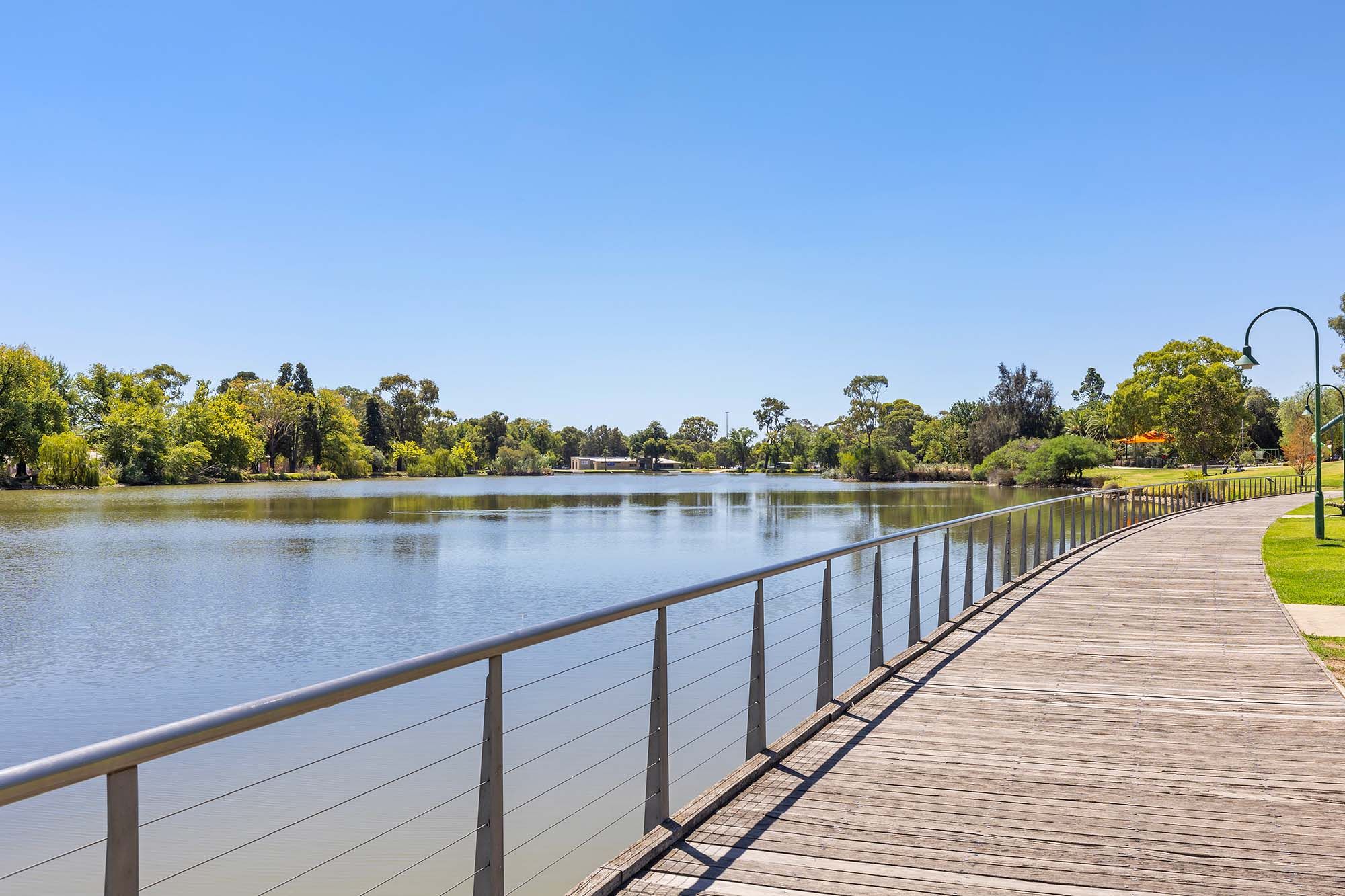Bendigo   Lake Weeroona Park LR No Logo