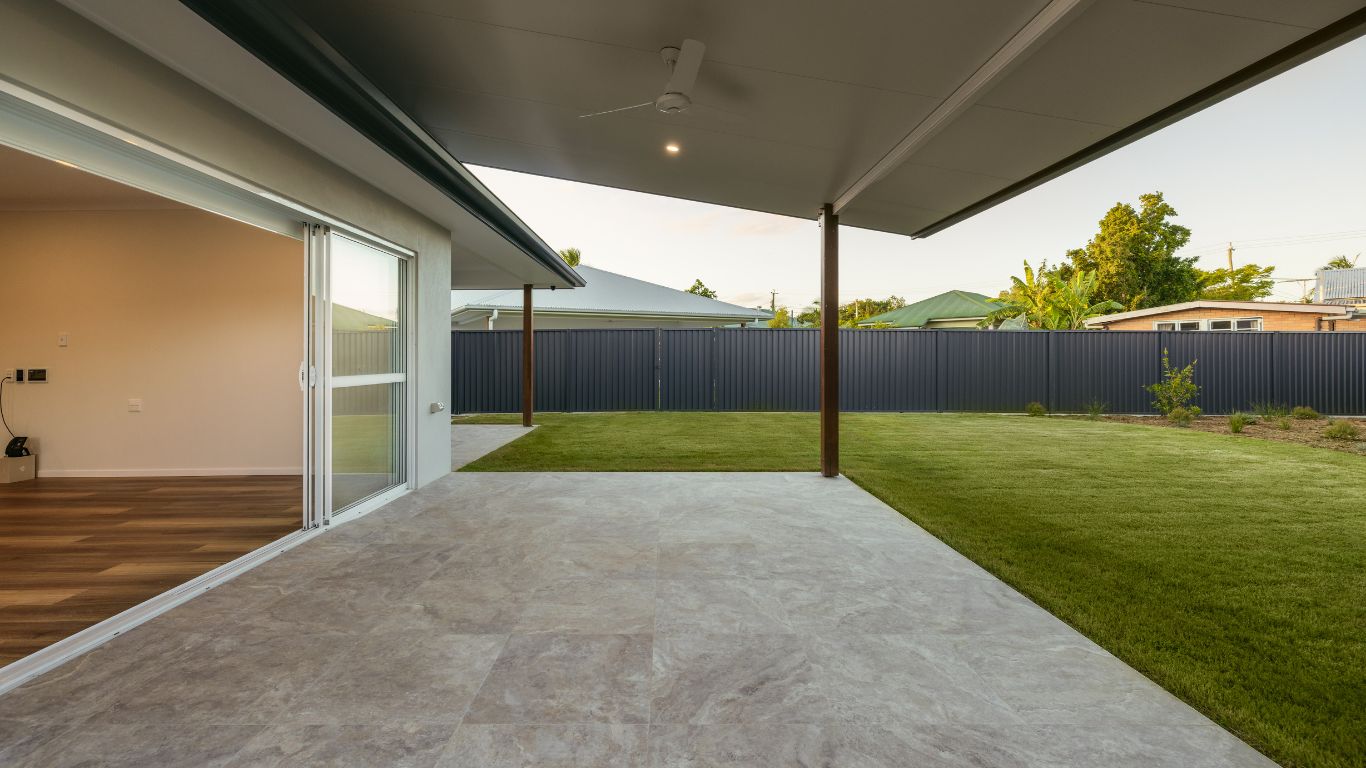698aab2bfa7837c40fa059ba Communal Patio