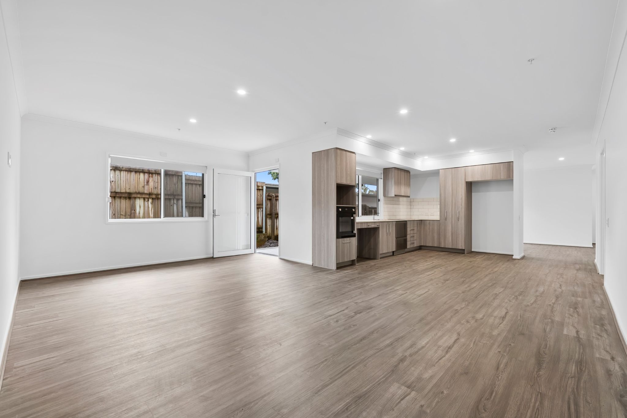 online image-compressor_006_Open2view_ID1016359-15A_Besley_Street
