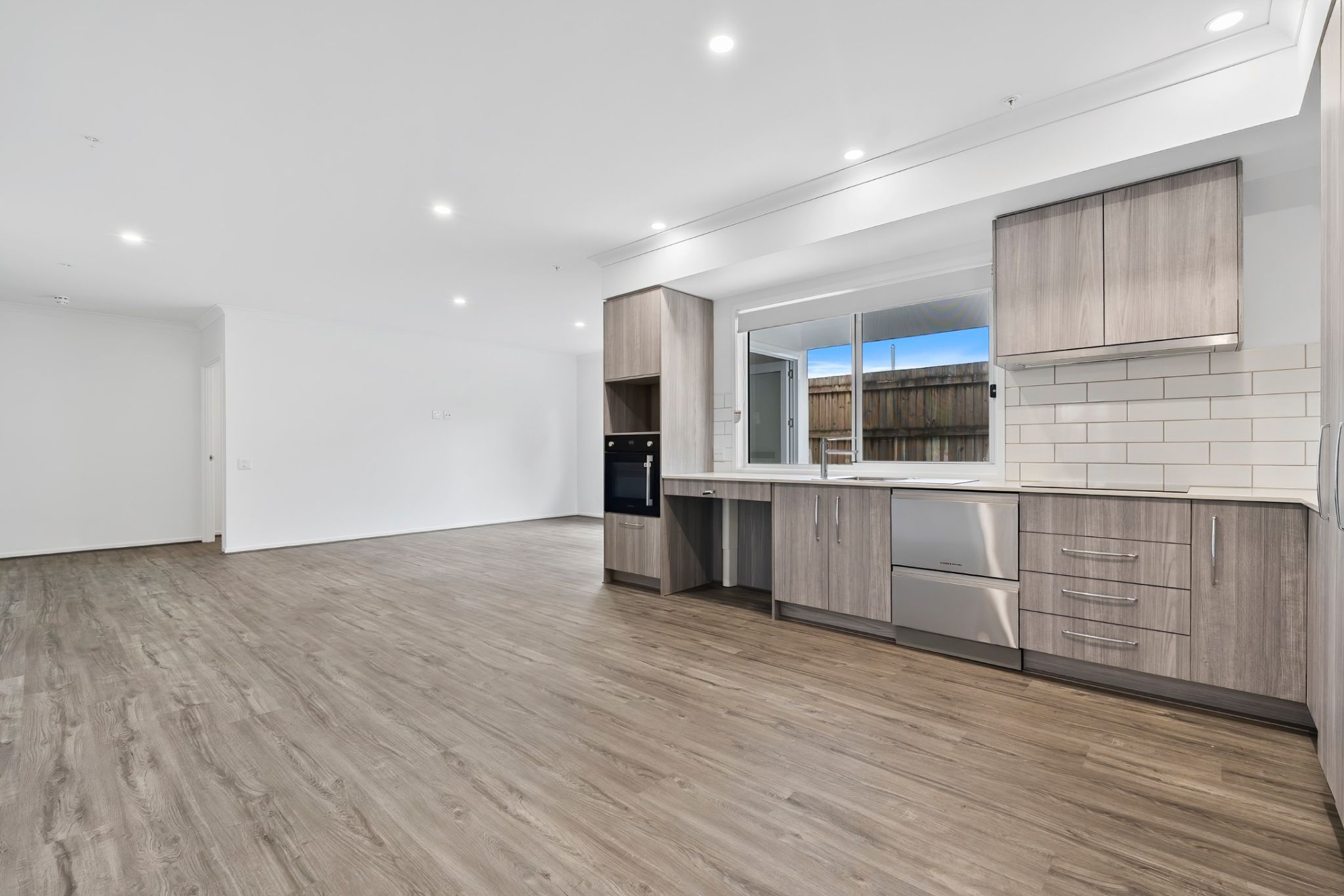 online image-compressor_005_Open2view_ID1016359-15A_Besley_Street