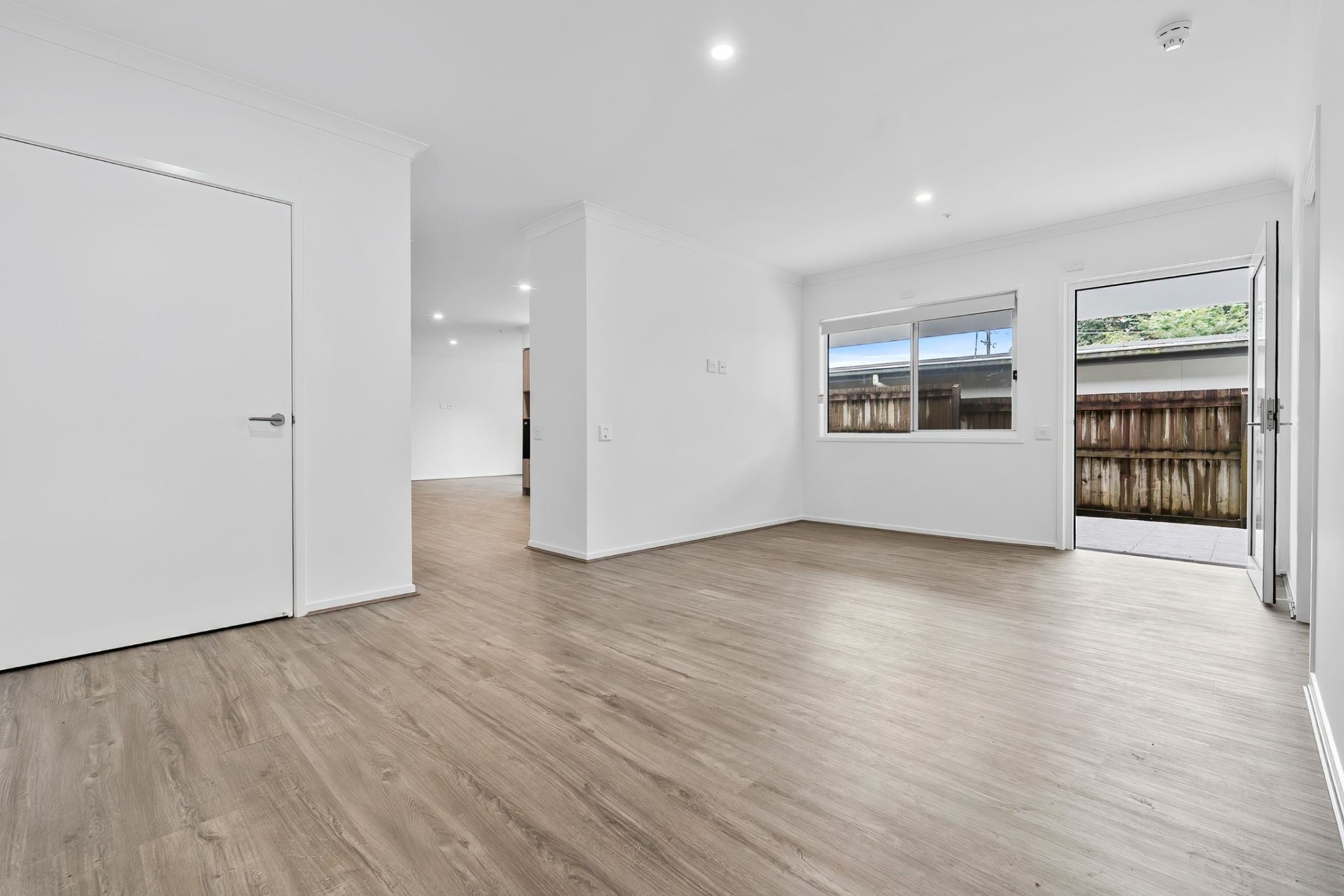 online image-compressor_013_Open2view_ID1016359-15A_Besley_Street