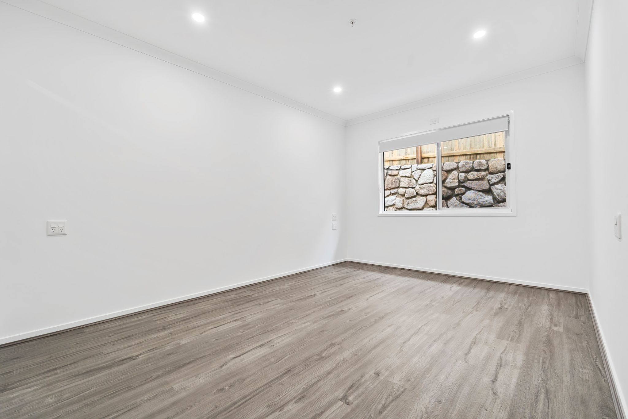 online image-compressor_008_Open2view_ID1016359-15A_Besley_Street