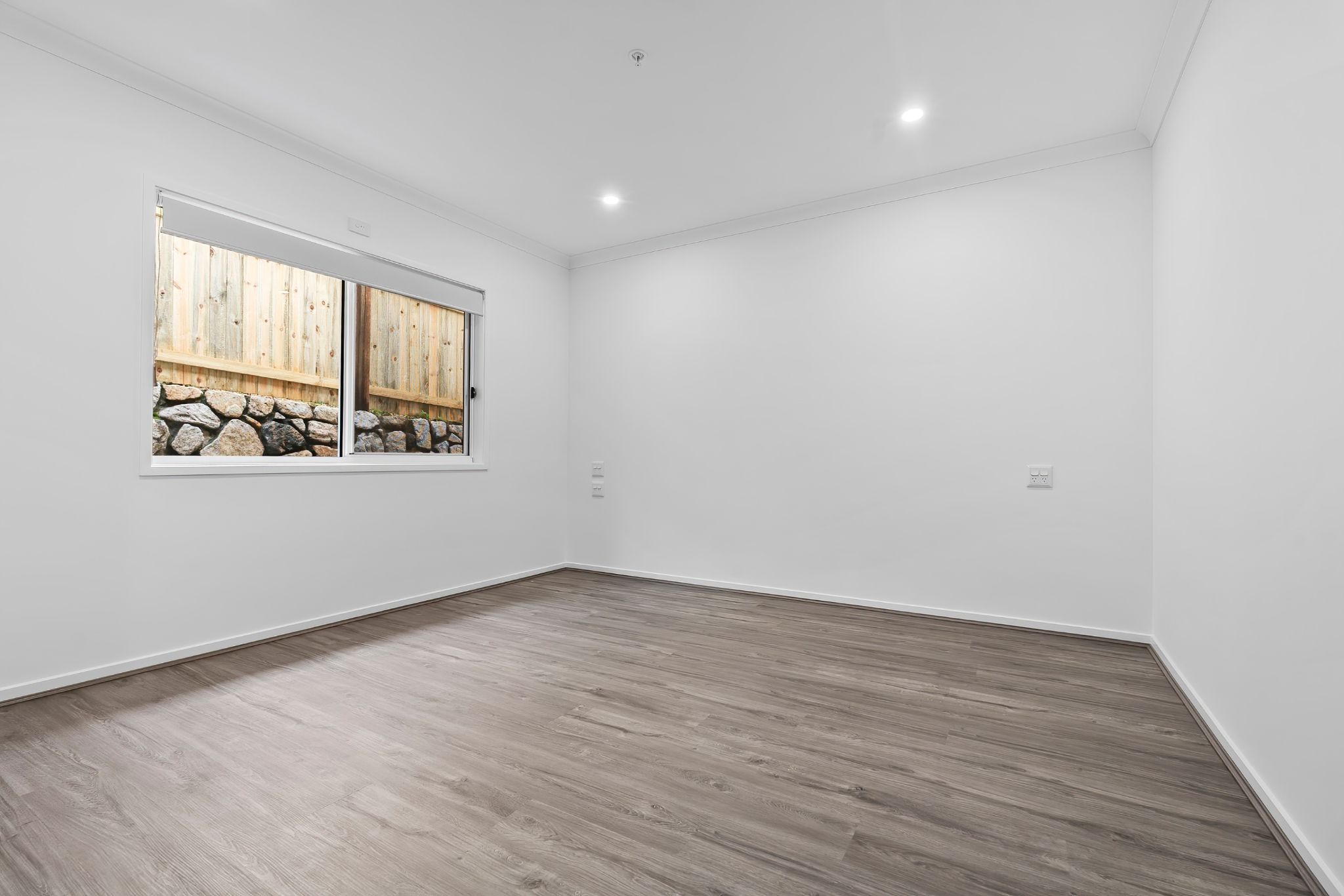 online image-compressor_004_Open2view_ID1016359-15A_Besley_Street