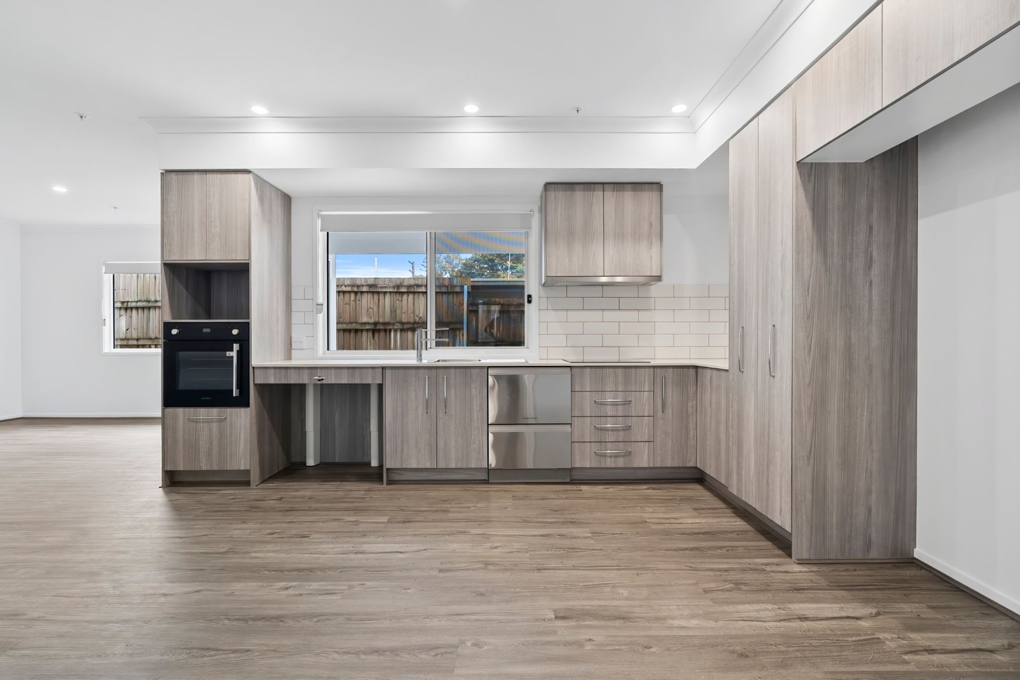 online image-compressor_001_Open2view_ID1016359-15A_Besley_Street