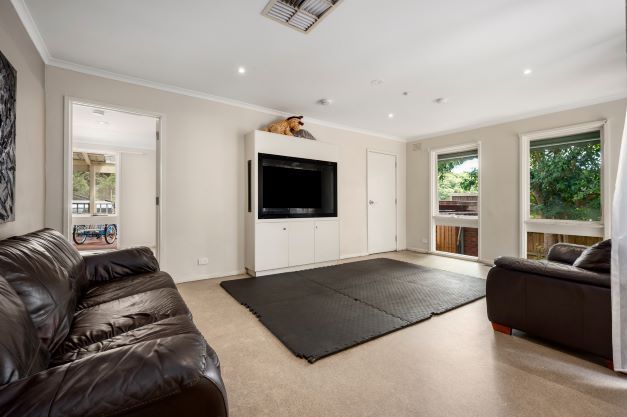 resize Pine_Hill_Drive,_Frankston-4