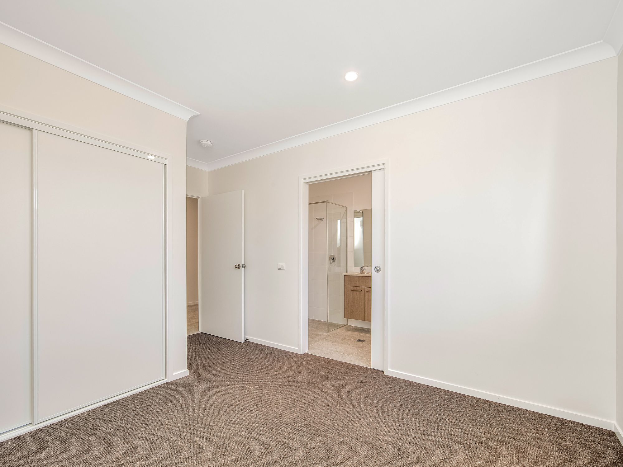 011 Open2view_ID956655-31_Pillar_Street[1]