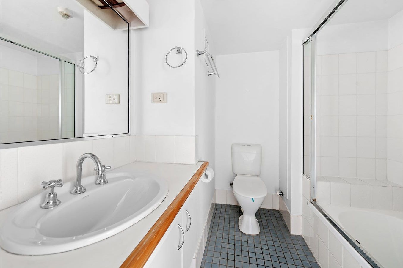 Surfers Paradise  16)