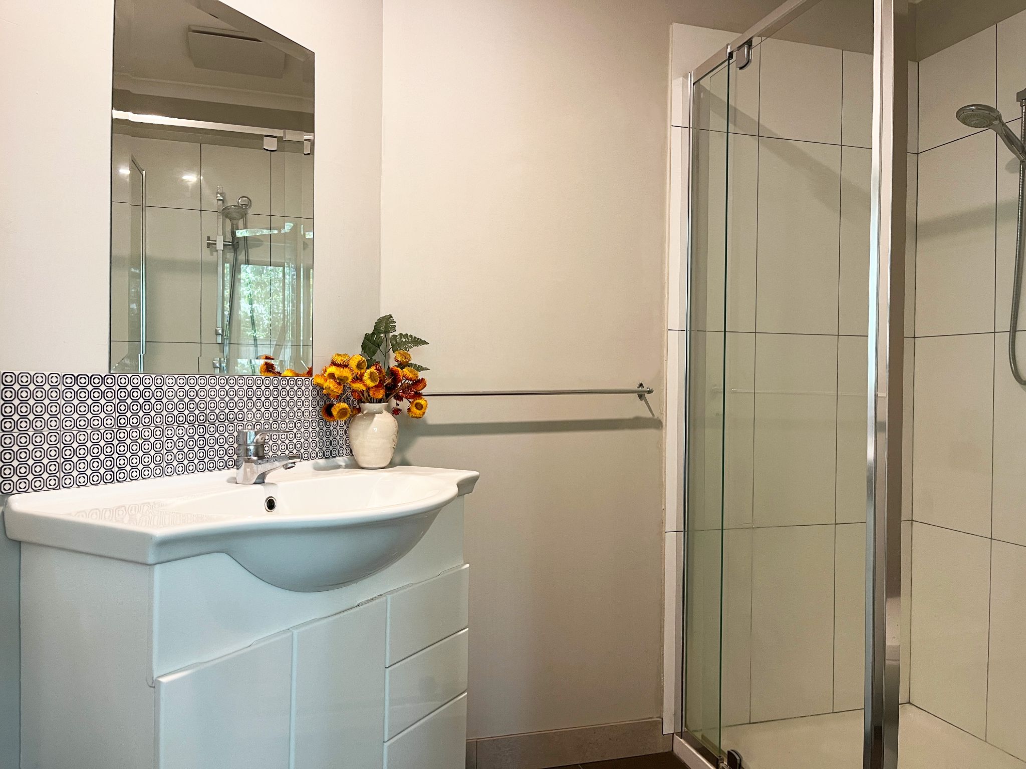 Standard Bathroom  Bed 08)