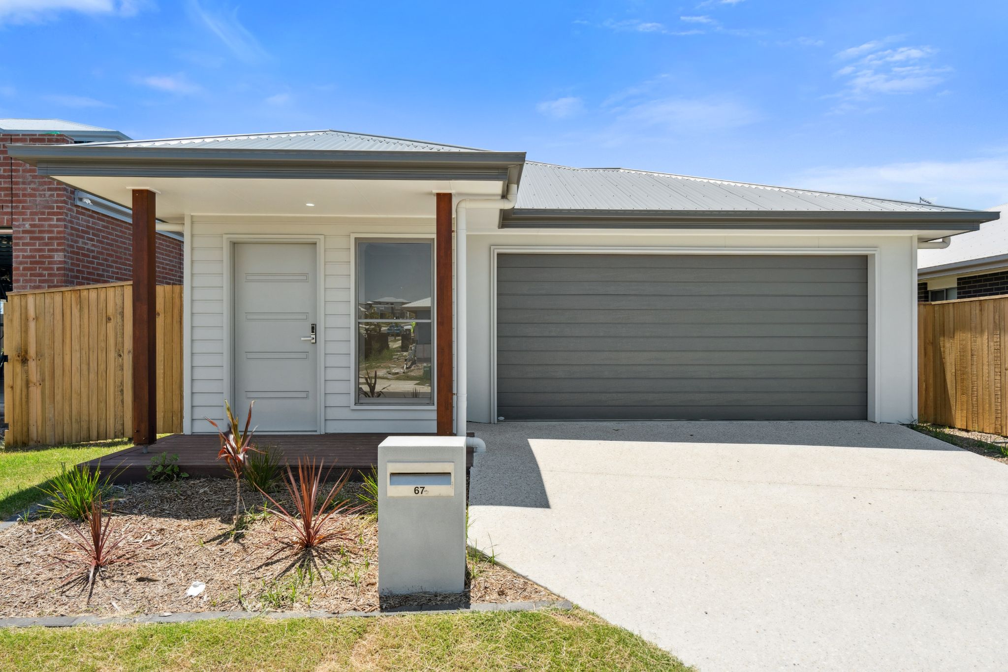 008 Open2view_ID915707-67_Sunny_Crescent