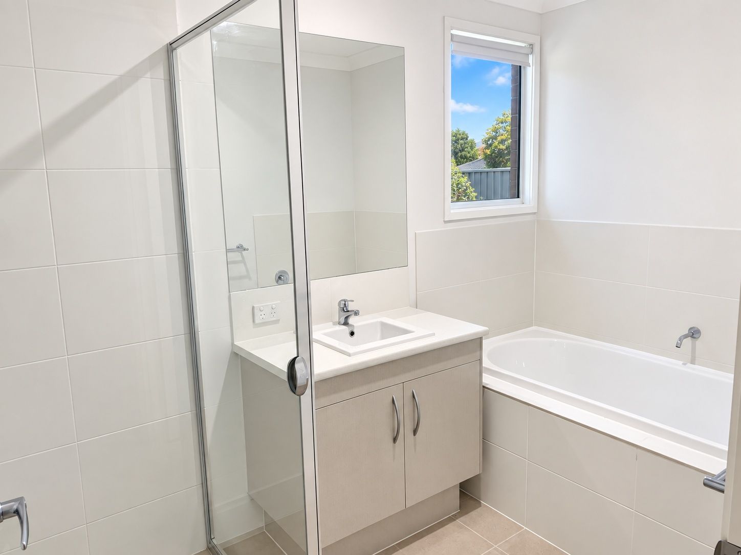 2 bradman-drive-woongarrah-31-bathroom-with-bathtub-and-shower