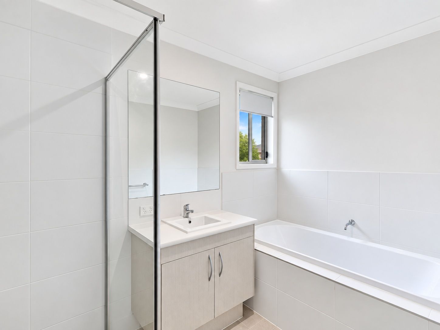 2 bradman-drive-woongarrah-03-main-bathroom-vanity-and-bathtub