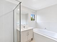 2 bradman-drive-woongarrah-03-main-bathroom-vanity-and-bathtub