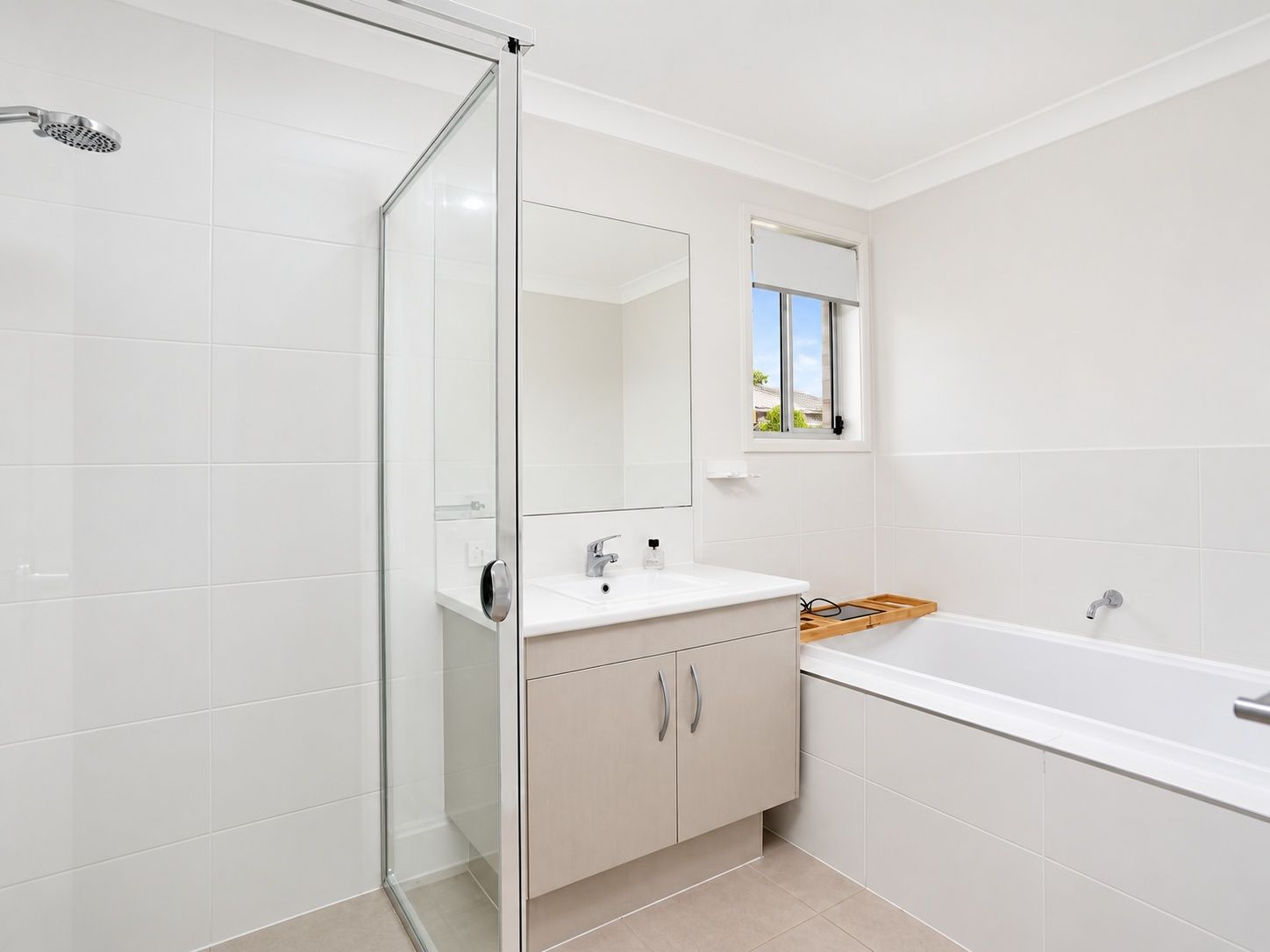 2 bradman-drive-woongarrah-19-main-bathroom-with-bath