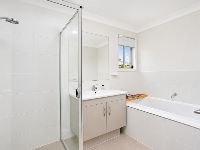 2 bradman-drive-woongarrah-19-main-bathroom-with-bath