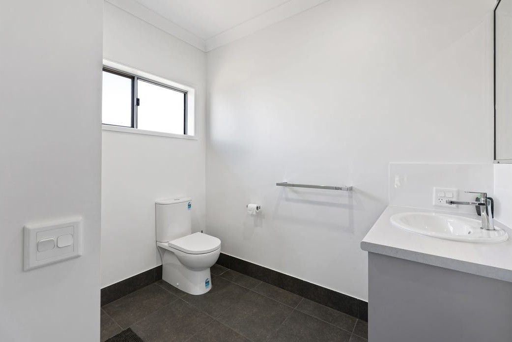 12   Henley Cl 2 - Bathroom