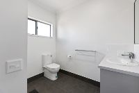 12   Henley Cl 2 - Bathroom