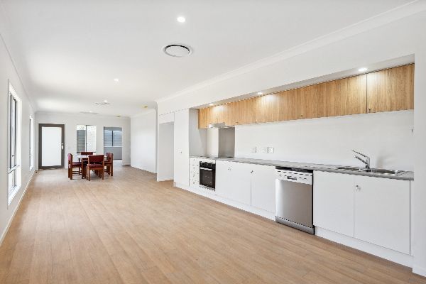 007 Open2view_ID915707-67_Sunny_Crescent