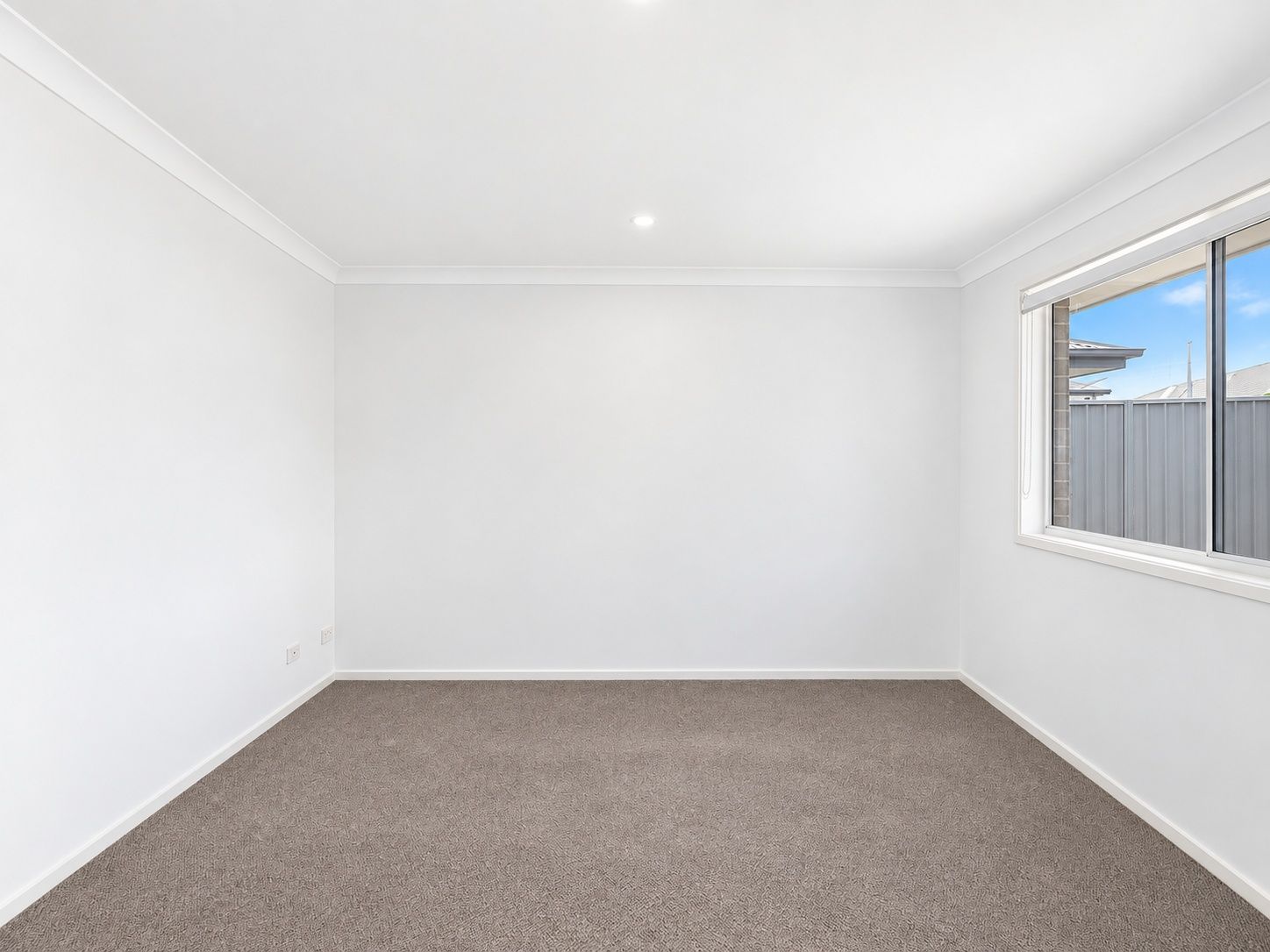 2 bradman-drive-woongarrah-09-carpeted-bedroom-with-side-window