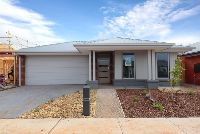 8 Baron Road  Thornhill Park VIC 3335 -1
