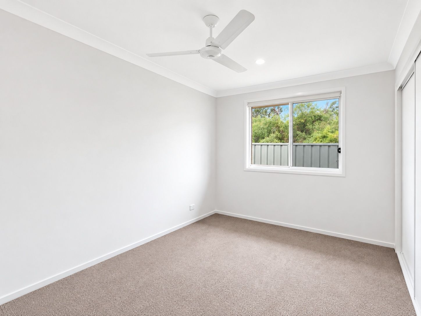 2 bradman-drive-woongarrah-06-carpeted-bedroom-with-window