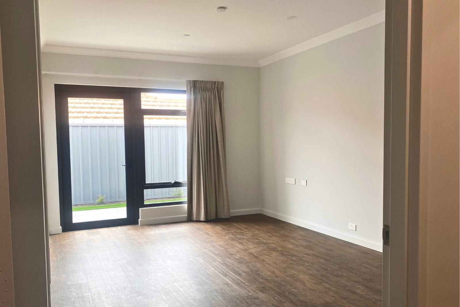 Hollnad bedroom courtyard