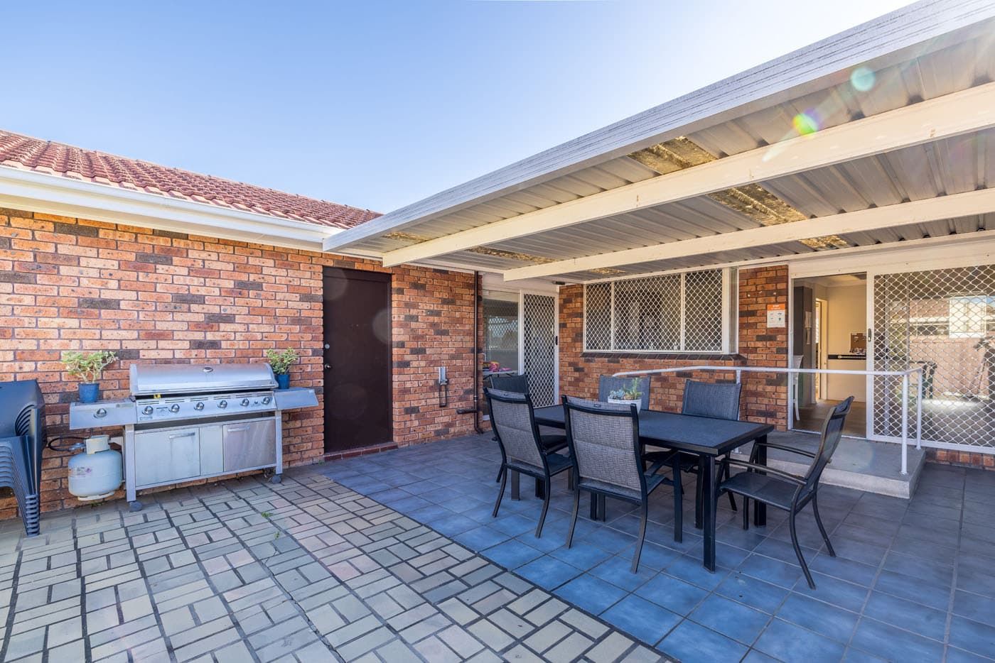 Eaglevale 0306-Outdoor-seating-BBQ