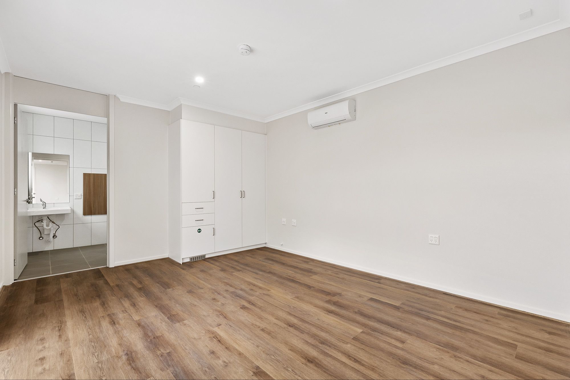 1BR Bedroom into Ensuite