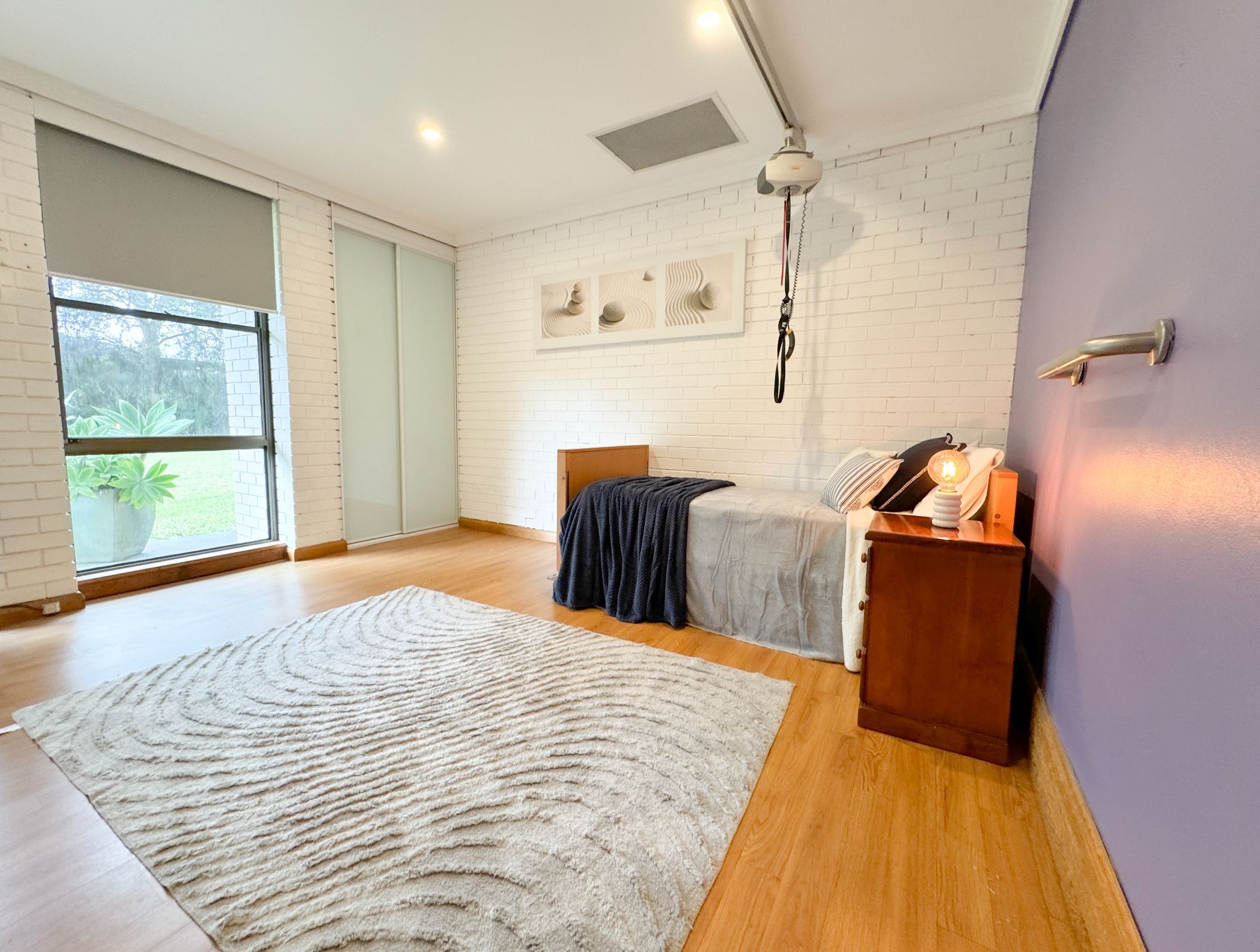 Large spacious bedroom