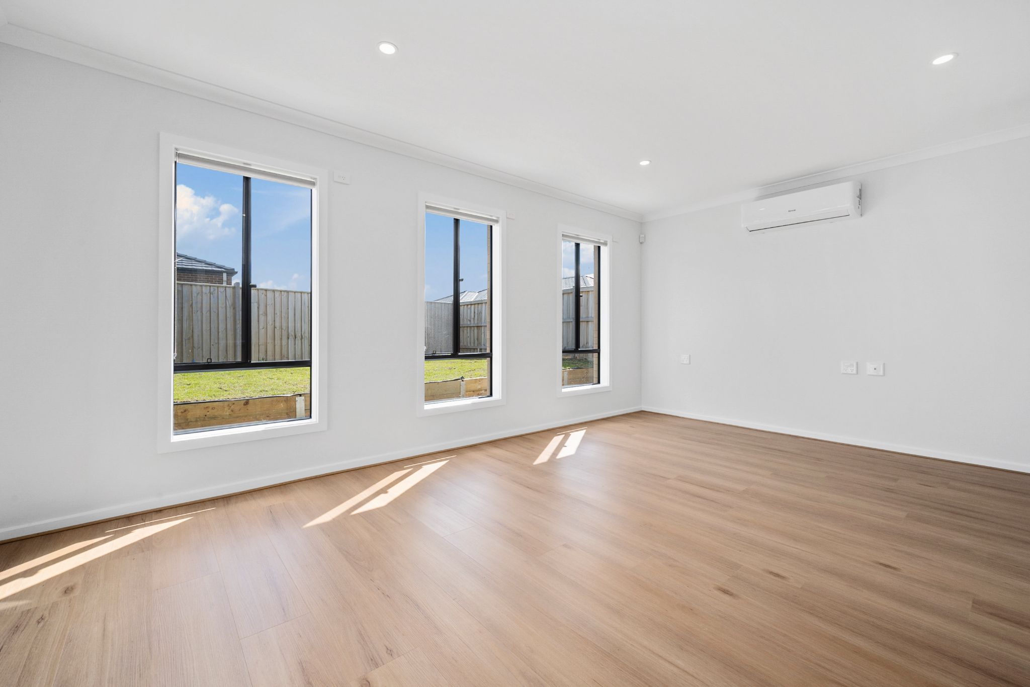 007 Open2view_ID779471-1_Empress_St