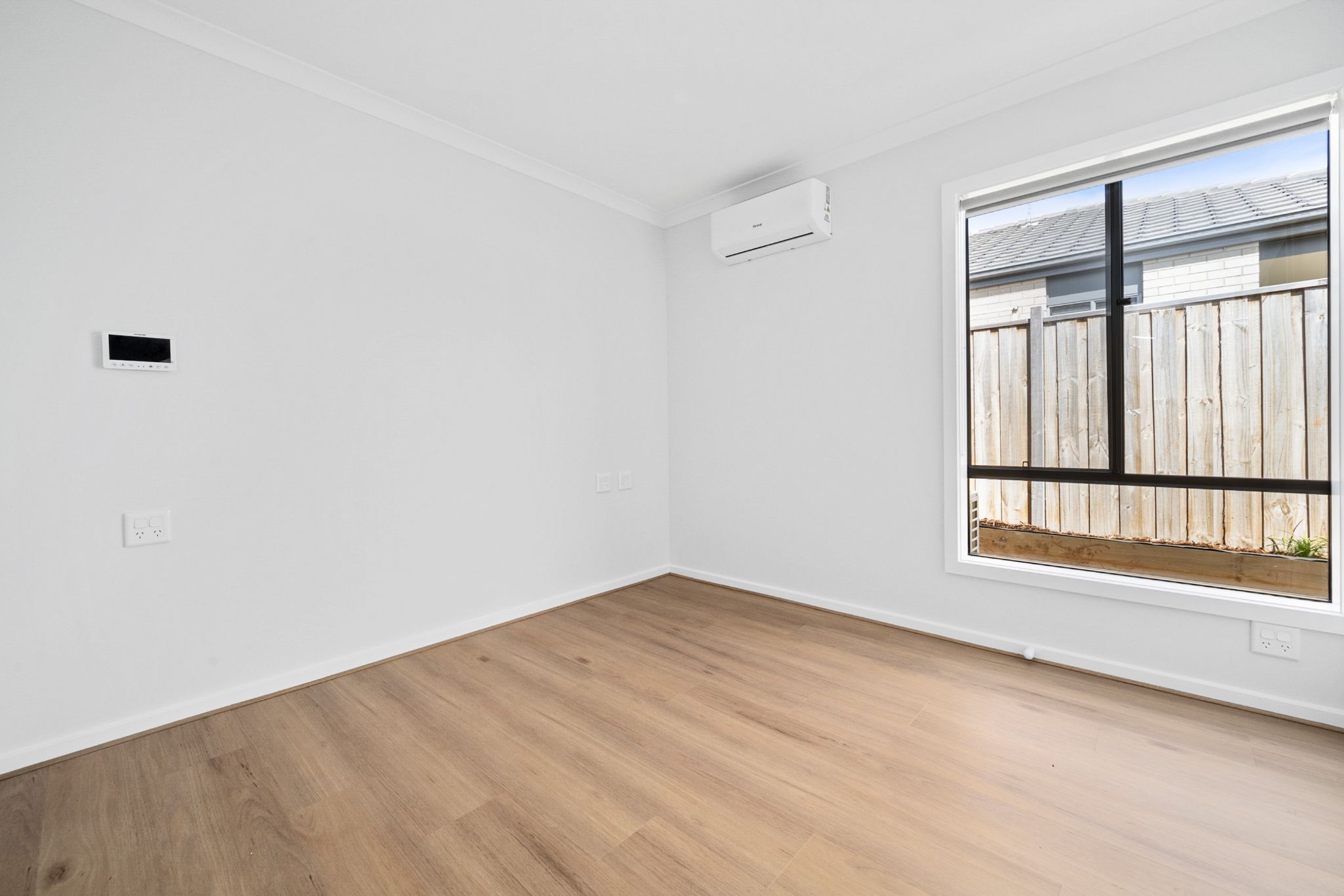 004 Open2view_ID779471-1_Empress_St
