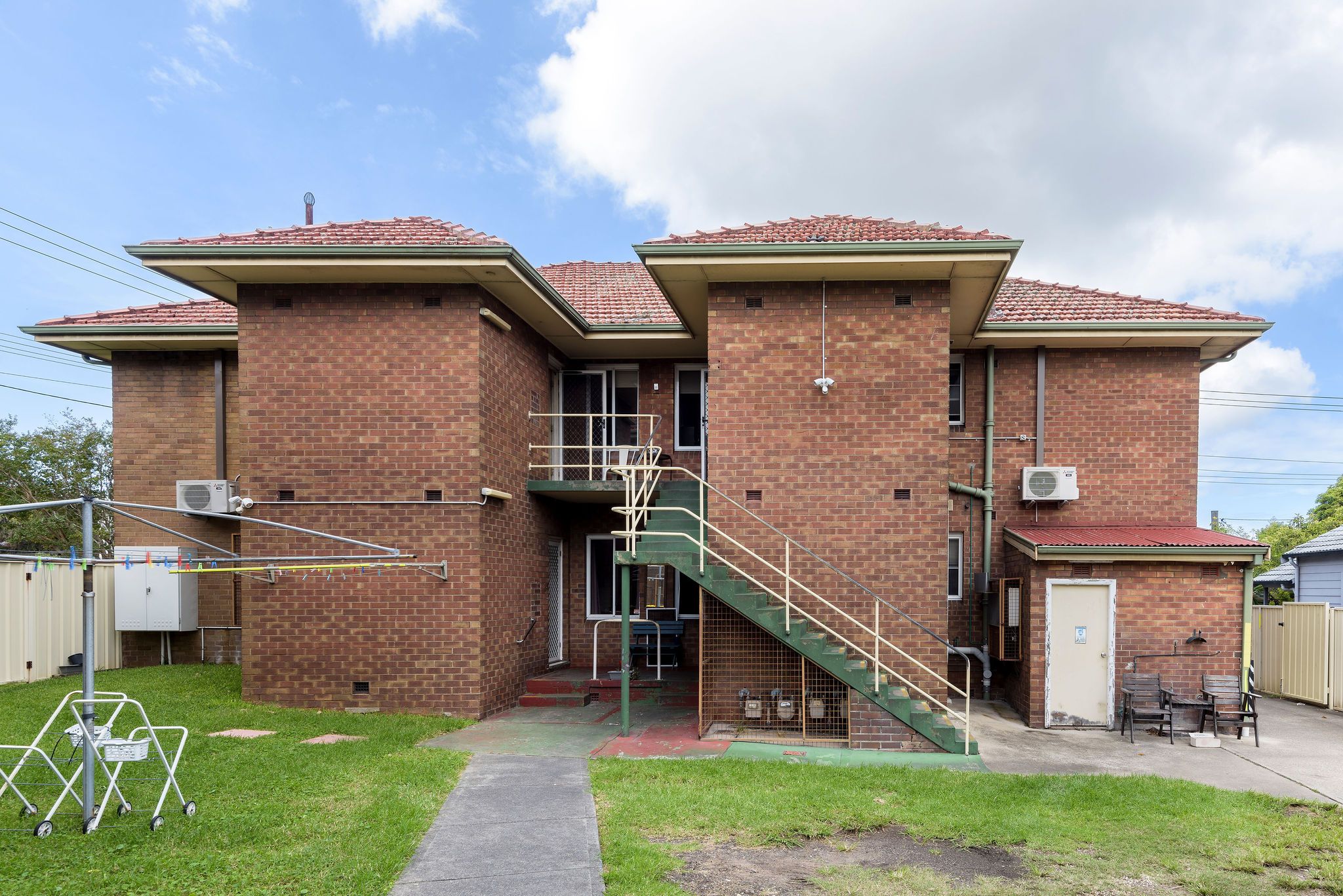 SIL012 LR-MAYFIELD2-bathroom-exterior3