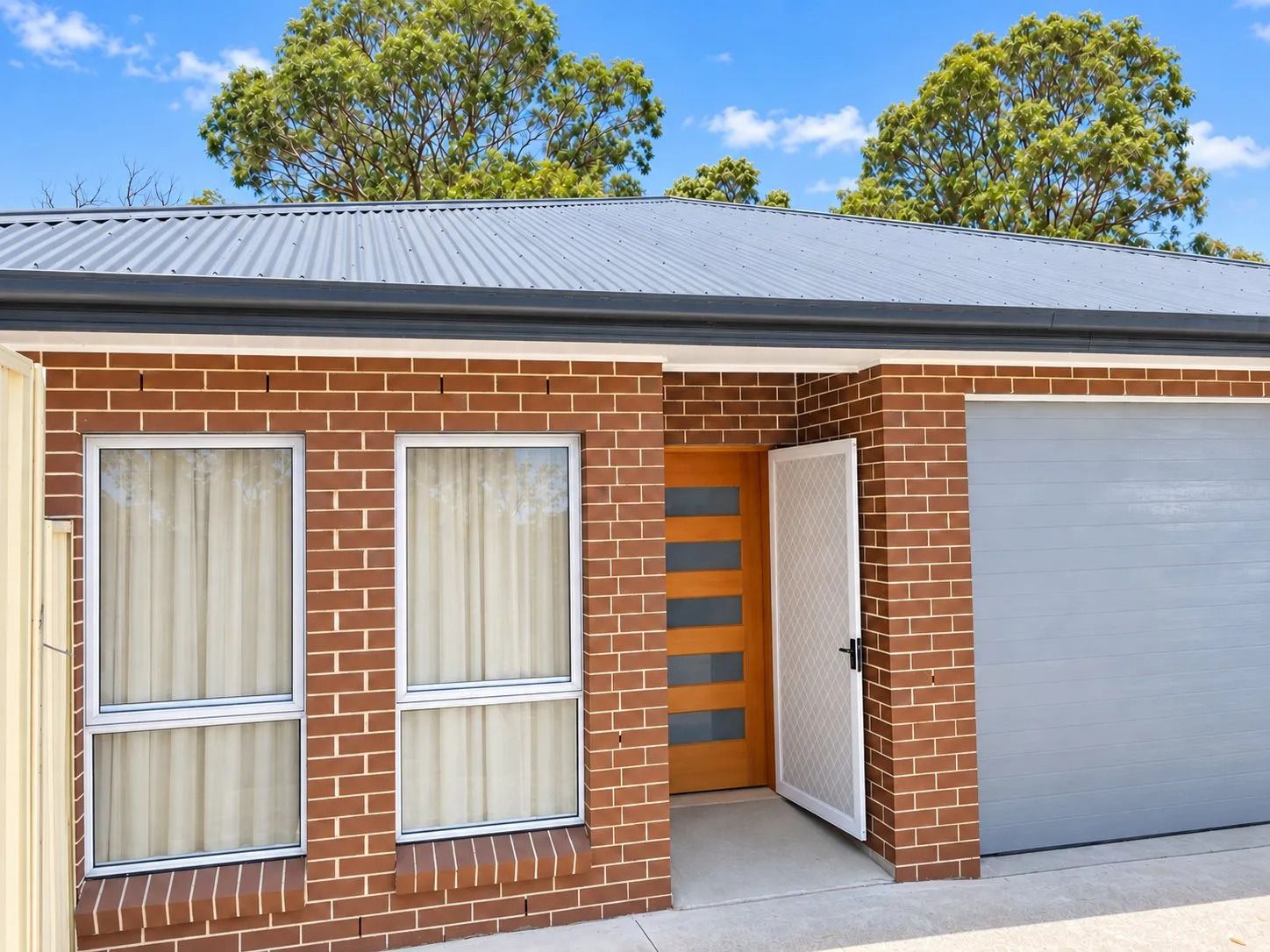 kings park-sil-home-front-entry
