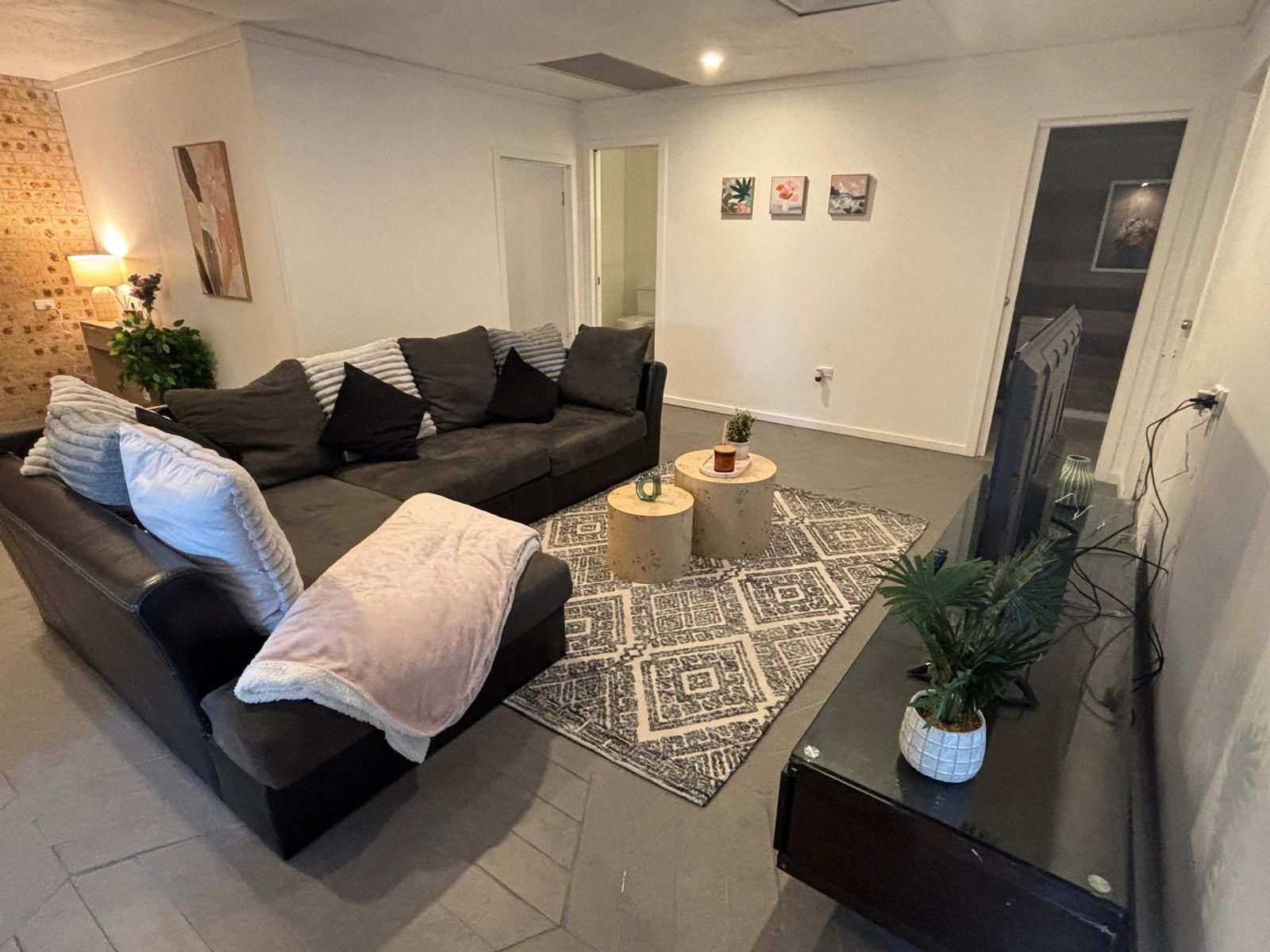 Loungeroom back unit