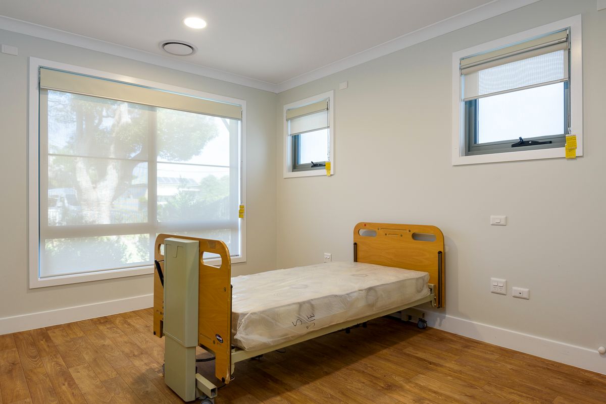 21 LR-SILL040_fern bay_bedroom1-vacant