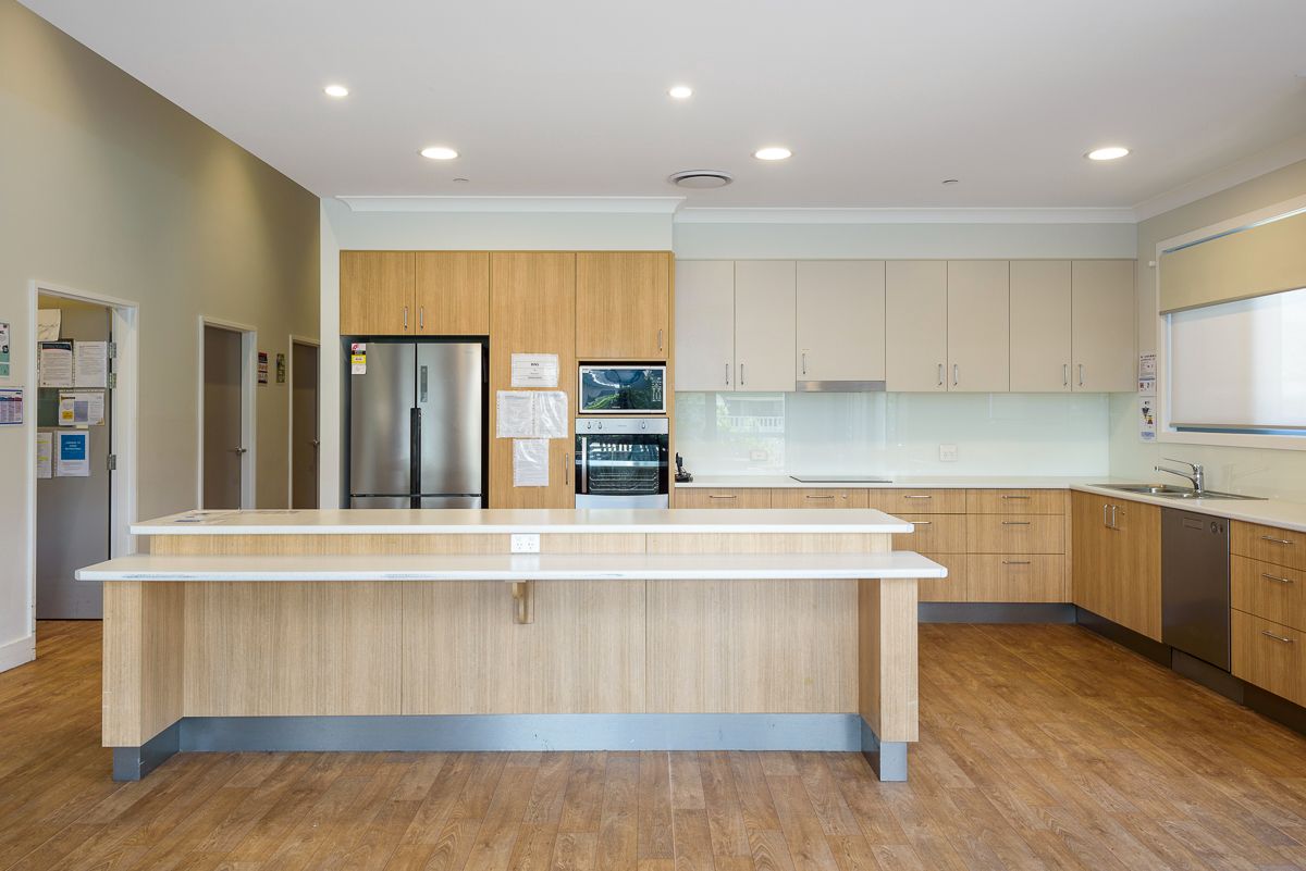 23 LR-SILL040_fern bay_shared kitchen