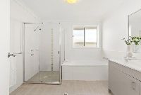 13 clydesdale-street-wadalba-family-bathroom
