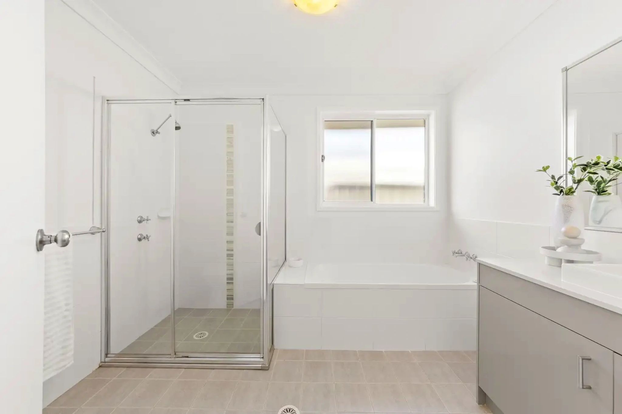 13 clydesdale-street-wadalba-family-bathroom