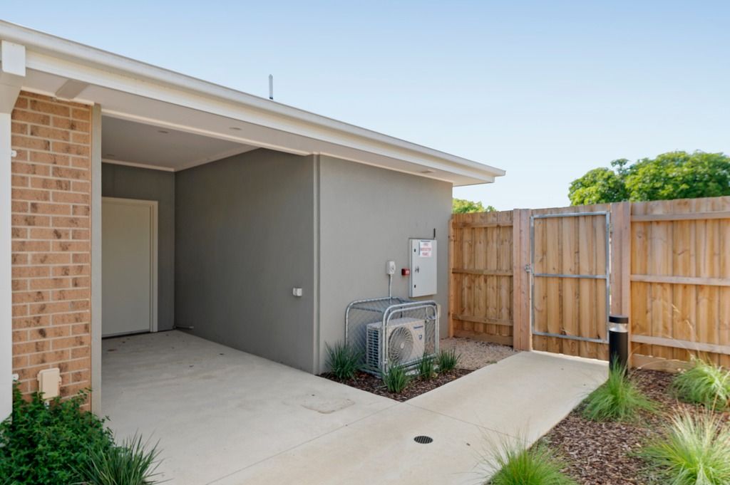 Front Living  12 Smith Avenue Noble Park 033_1024