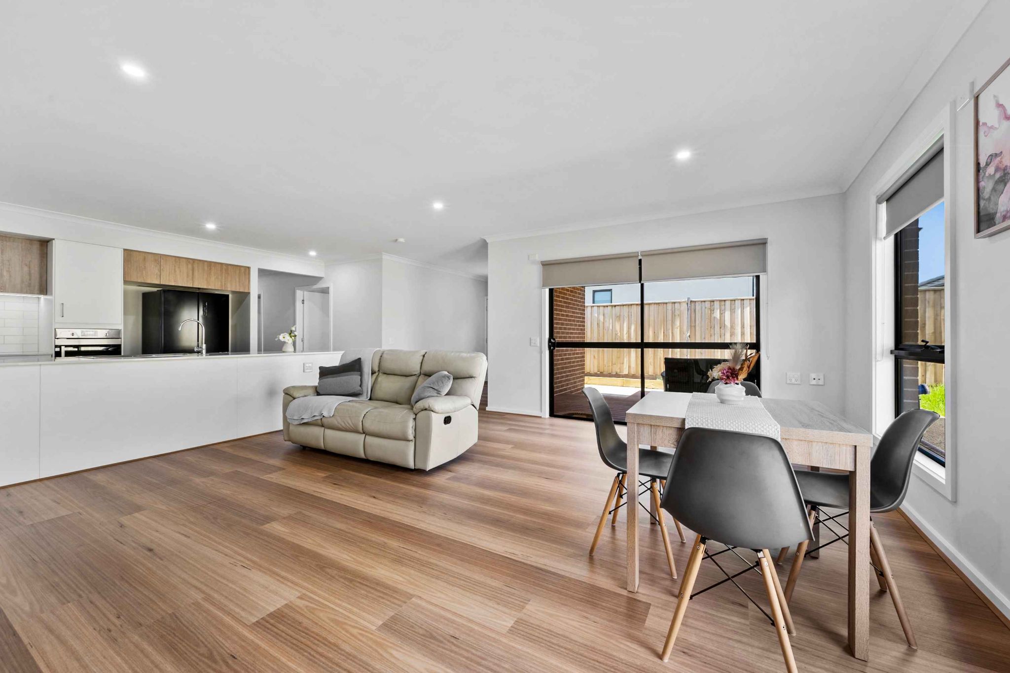 007 Open2view_ID862029-11_Ballad_Street_7_11zon