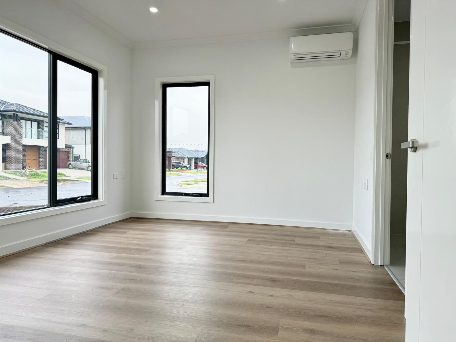 4 Large HPS Rooms with ensuite