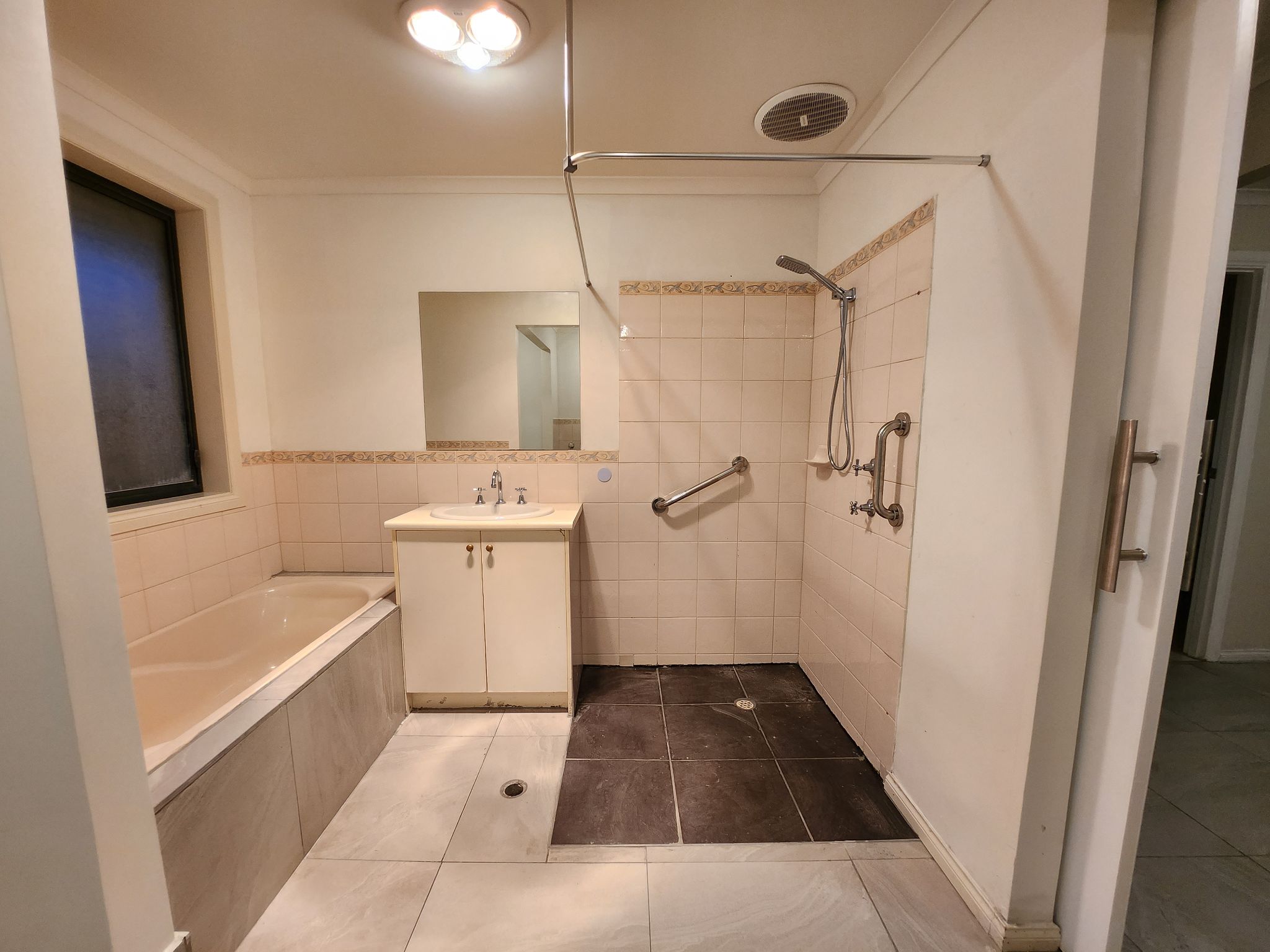 Salisbury House Shower area