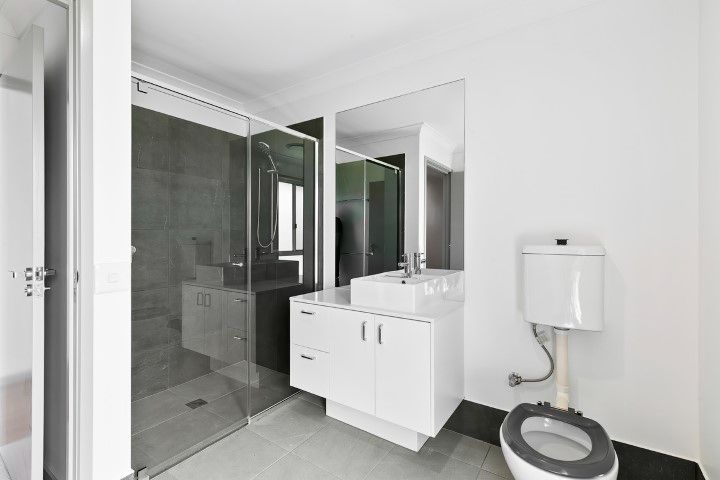 PROFESSIONAL PHOTO   LOW RES 11