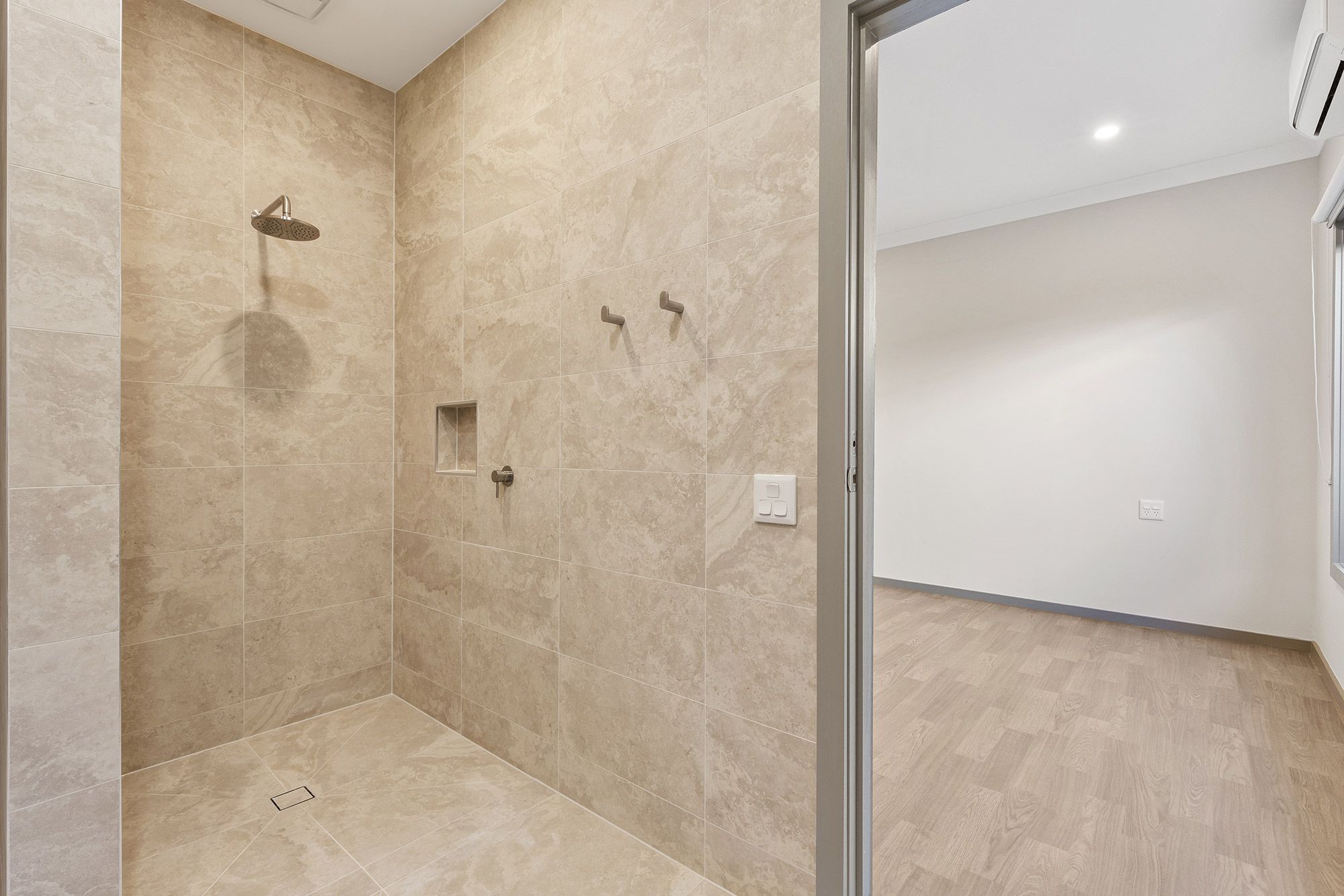 Houston   Ensuite into Bedroom 1 LR No Logo