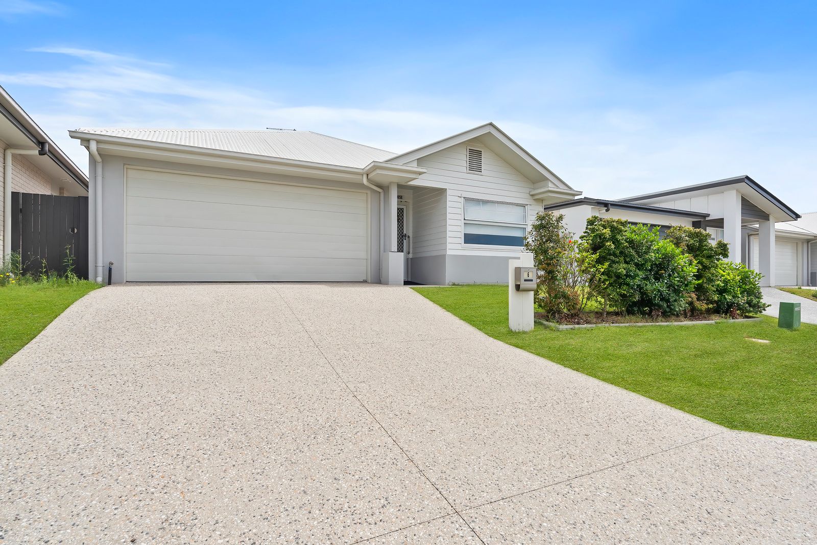 013 Open2view_ID988534-6_Lancelin_Lane